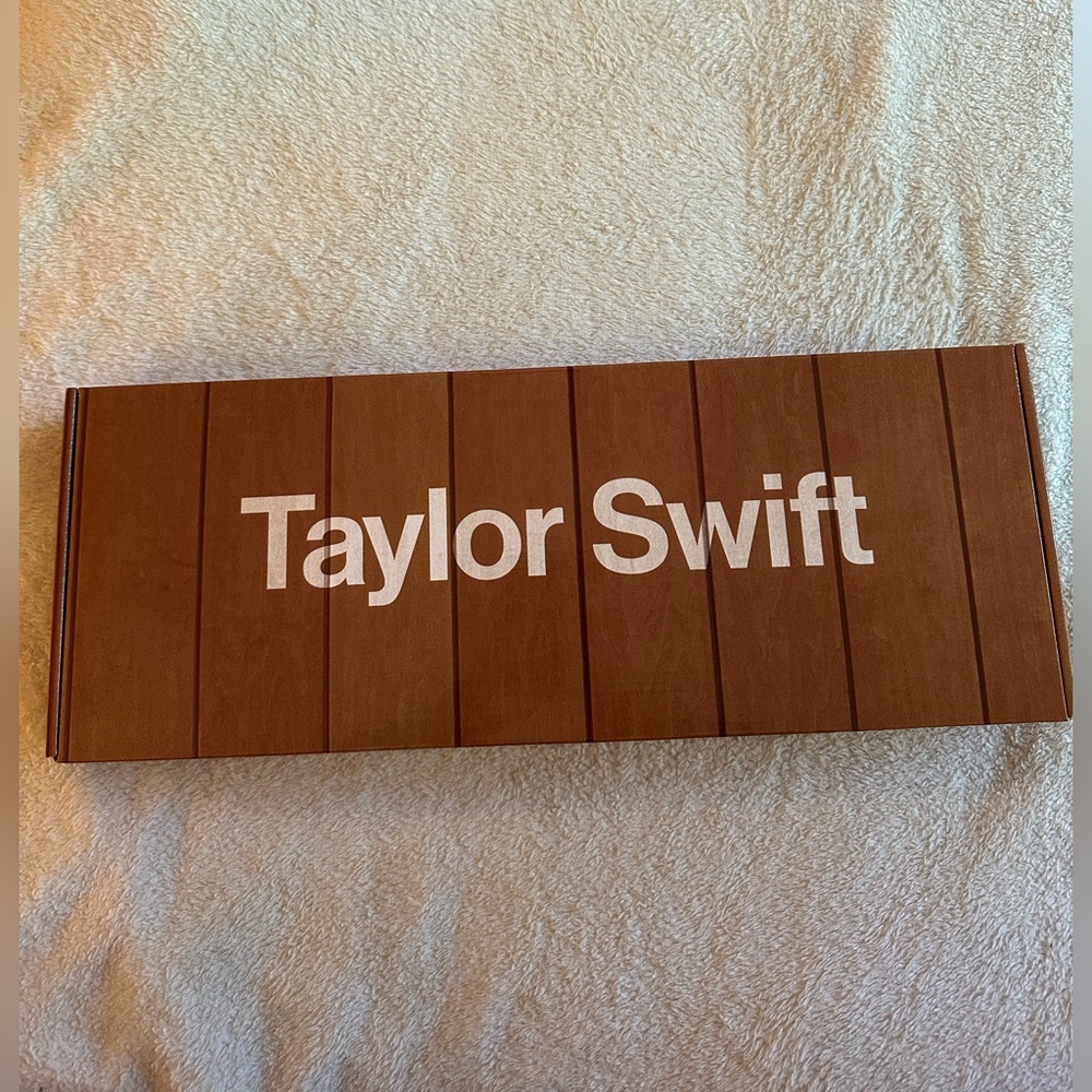 Taylor Swift Authentic Vinyl Clock Never Used No Stickers